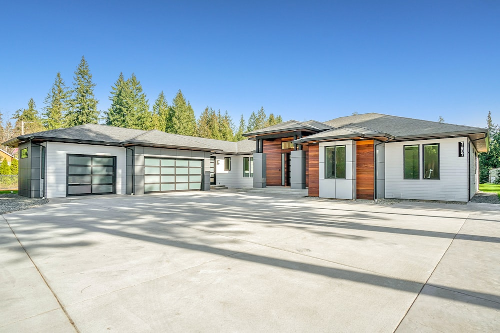 A stylish house with automatic garage door opener in Toledo